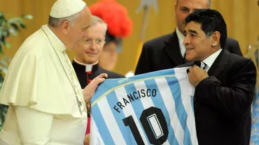 "Îți mai amintești acel gol, Sanctitate?" Maradona i-a desenat Papei Francisc golul secolului reușit în celebrul meci Argentina - Anglia 2-1, din ”sferturile” CM 1986 (FOTO, VIDEO)