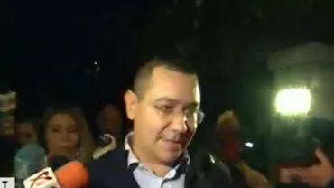 Victor Ponta, huiduit la ieșirea de la Înalta Curte: Un grup de protestatari i-a reproșat că a trădat țara prin acordarea terenului pentru construcția moscheii (VIDEO)
