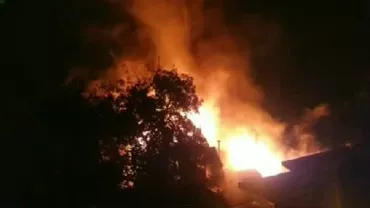 Incendiu de proporții în București: 10 autospeciale de stingere au intervenit în Sectorul 1 pentru stingerea focului (VIDEO)