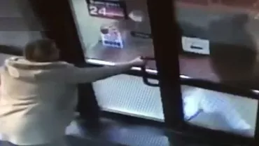 Noi imagini cu ursul din Sibiu: O femeie era la un pas să se ciocnească de animal când voia să iasă din magazin (VIDEO)