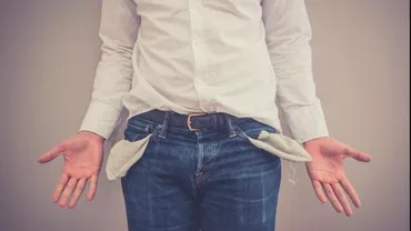 Unul din cinci români se confruntă cu SĂRĂCIA determinată de VENITUL INSUFICIENT și nu ajunge cu BANII de la un salariu la altul