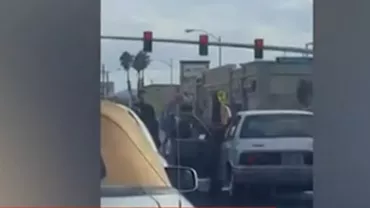 Scene ȘOCANTE surprinse pe stradă! Un şofer şi o şoferiţă s-au luat la bătaie. Femeia a luat ranga şi l-a lovit pe adversarul său