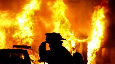 Incendiu violent la o societate de prelucrare a lemnului dintr-o localitate brașoveană