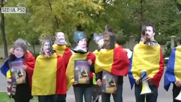 Protest inedit în fața sediilor partidelor: Persoane care poartă măști ale unor domnitori încearcă să le aducă aminte politicienilor că unirea cu Basarabia este un obiectiv important (VIDEO)