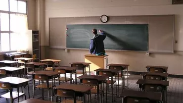 Elevul cu ADHD din Pitești va fi reevaluat, iar colegii care au protestat vor fi sancționați cu scăderea notei la purtare (VIDEO)