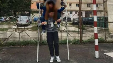 Acrobație periculoasă făcută de niște elevi din Satu Mare chiar în curtea școlii. Aceștia ar putea fi sancționați de conducerea școlii (FOTO)