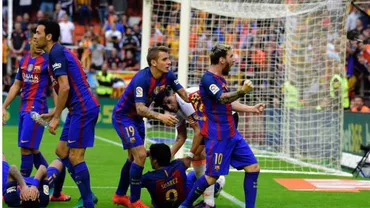 Scene incredibile la finalul meciului dintre Valencia - Barcelona: Neymar și Suarez s-au prăbușit pe gazon după ce au fost loviți de o sticlă de plastic (VIDEO)