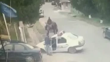 Vaslui: O mașină a Poliției a ajuns în șanț, după ce agentul a uitat să tragă frâna de mână (VIDEO)