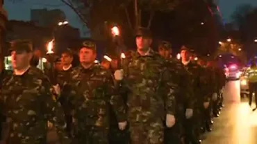 Spectacol impresionant pe străzile Capitalei: Retragerea cu torțe a militarilor a încheiat ceremoniile dedicate Zilei Armatei (VIDEO)