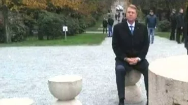 Klaus Iohannis a încălcat regula din Parcul Central din Târgu Jiu: Șeful statului, fotografiat stând pe unul din scaunele de la Masa Tăcerii (FOTO)