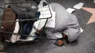 O femeie fără adăpost a fost atacată de o mulțime furioasă doar pentru că a vrut să păzească Steaua lui Trump de pe Aleea Celebrităţilor (VIDEO)