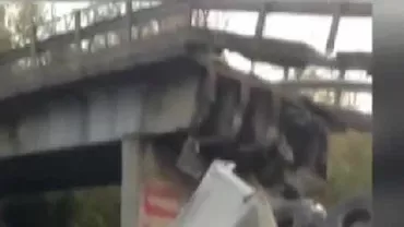 Italia: Un pod s-a prăbuşit sub greutatea unui tir. Un om a murit și trei au fost răniți (VIDEO)