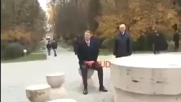 Primele IMAGINI VIDEO cu Iohannis așezat pe unul dintre scaunele de la Masa Tăcerii. Președintele s-a arătat încântat de ”fundalul perfect” (VIDEO)