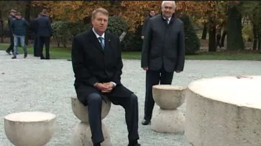"Orice persoană care se aşează cu bune intenţii NU încalcă legea!" Reacția OFICIALĂ a Primăriei din Târgu Jiu, după ce Iohannis a stat la ”MASA TĂCERII” (VIDEO)