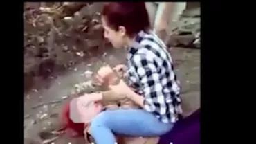 Bătaie între adolescente în Timișoara: Victima, lovită cu pumnii și picioarele și târâtă în noroi (VIDEO)