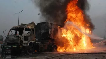 Incendiu de PROPORȚII în Bacău! Șase TIR-uri AU ARS în totalitate chiar în apropierea unei benzinării! (VIDEO)