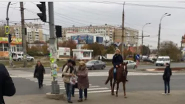 Mijloc de transport ca în Evul Mediu: O tânără din Chişinău a renunţat la autobuz şi merge cu calul (VIDEO, FOTO)