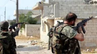 IMAGINEA ZILEI: Un soldat musulman curăță cu grijă statuia Fecioarei Maria (FOTO)