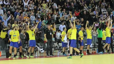 IMAGINEA ZILEI din sport: Cel mai mare fan al Naționalei masculine de Handbal este un preot. Îmbrăcat în haine bisericești, acesta a cântat și a scandat pentru echipa României (FOTO)