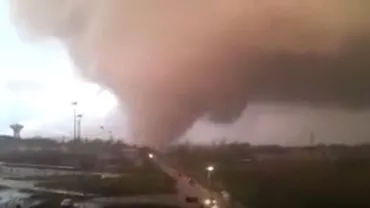 Italienii, încercați din nou de natură. Scene înfricoșătoare cu o tornadă care a făcut ravagii în apropiere de Roma (VIDEO)
