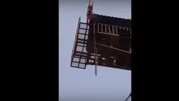 MOMENT ŞOCANT! O tânără a făcut bungee jumping de la 50 de metri, iar coarda s-a rupt (VIDEO)