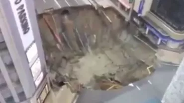 O groapă uriaşă a înghiţit o intersecţie dintr-o metropolă din Japonia (VIDEO)