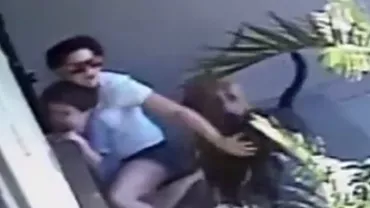 Și-a apărat fiul cu prețul vieții: O mamă s-a luptat cu doi câini cu mâinile goale pentru a-și salva copilul (VIDEO)