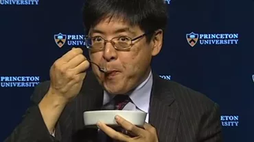 Un sociolog a mâncat un gândac în direct la TV, după ce s-a înșelat în legătură cu alegerea lui Trump (VIDEO)