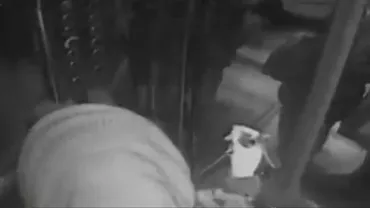 Inconștiență aproape fatală: Un copil de patru ani a fost la un pas de sufocare, după ce o femeie a dat cu spray lacrimogen în liftul unui bloc (VIDEO)