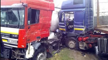 Accident grav la Arad: Un mort și doi răniți după un carambol între trei TIR-uri ce a blocat și circulația (VIDEO)