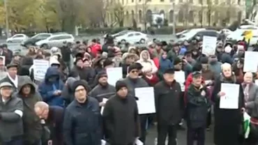 Protest în fața Guvernului: Zeci de pensionari au cerut creșteri de pensii și au cerut să vorbească cu premierul (VIDEO)