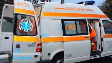 Ambulanţă izbită din plin şi proiectată zeci de metri pe şosea din Bârlad