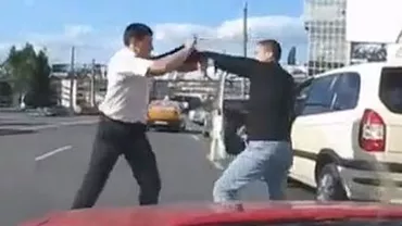 Și-au CĂRAT PUMNI în plină stradă. Doi șoferi s-au luat la bătaie în centrul Capitalei (VIDEO)