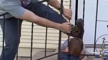 SPECTACULOS! Ce s-a întamplat după ce acest copilaș a rămas cu capul blocat în gard? Imaginile au făcut înconjurul lumii (VIDEO)