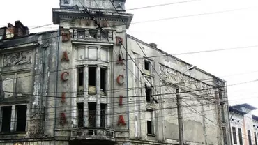 Faţada fostului cinematograf Dacia a fost pictată de un artist (FOTO)