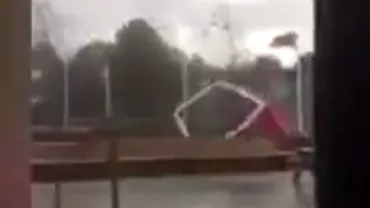 Imaginile dezastrului: Pagube enorme în urma unei tornade de 150 kilometri pe oră care s-a produs între Țara Galilor și Anglia (VIDEO)