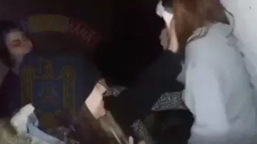 IMAGINI REVOLTĂTOARE! Adolescentă UMILITĂ și BĂTUTĂ de un grup de fete, într-un LOC PUBLIC din Capitală (FOTO + VIDEO)