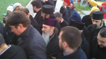 "ÎPS Teodosie, un Al Capone în sutană": Șeful mafiei se duce la întâlnirea cu oamenii legii înconjurat de gărzi de corp