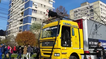Spectacol de magie la Timișoara: Un iluzionist a levitat deasupra unui tir de 13 tone, aflat în mers (VIDEO)