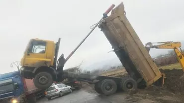 La un pas de TRAGEDIE! CASCADORIE cu o basculantă încărcată cu pământ, pe o șosea din Bacău (FOTO)