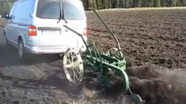 Cu Volkswagenul ÎNHĂMAT LA... PLUG. Un român ingenios, în pas cu tehnologia, și-a arat pământul într-un stil inedit (VIDEO)