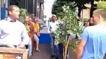 CHIN ŞI GROAZĂ: Trei bărbaţi S-AU BĂTUT ca la un meci de kickboxing în faţa unui restaurant (VIDEO)