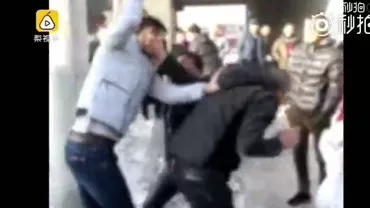 Un tânăr chinez și-a bătut părinții în plină stradă. MOTIVUL, ȘOCANT: Apartamentul pe care i-l dăruiseră era prea MIC (VIDEO)