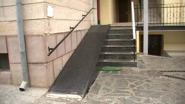 Situație DISPERATĂ pentru oamenii cu dizabilități. O femeie în scaun cu rotile a stat 45 de minute în fața ANAF: "Nu scot calculatorul afară"