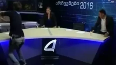 "Ruşiii trăiesc în RAHAT!" Jurnalist BĂTUT la TV după ce a comparat salariul din România cu cel de la Moscova! (VIDEO)