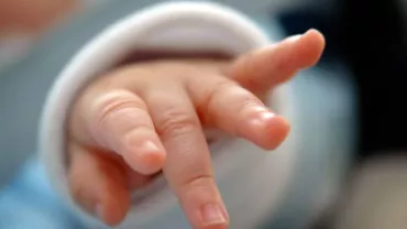 Bebeluș, în comă alcoolică, la spital: Fetița a fost hrănită cu pufuleți înmuiați în vin de o mătușă care încerca astfel să o adoarmă