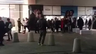 Constanța: Sute de persoane, evacuate dintr-un centru comercial, după ce un fum dens a ieșit din parcarea subterană (VIDEO)