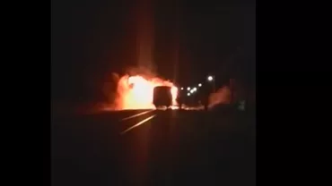 Un tren cu navetişti a luat foc în zona staţiunii Neptun. Mecanicul s-a ales cu arsuri grave pe faţă şi pe mâini (VIDEO)