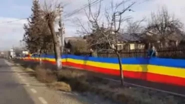 RECORD de ZIUA NAȚIONALĂ! Tricolor lung de 400 de metri, întins pe marginea DN 1A (VIDEO)