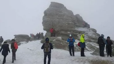Zeci de curioşi s-au strâns la baza Sfinxului din Bucegi pentru a fi martorii „Piramidei Energetice” (FOTO și VIDEO)